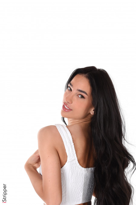 Счастливая улыбающаяся модель в нижнем белье