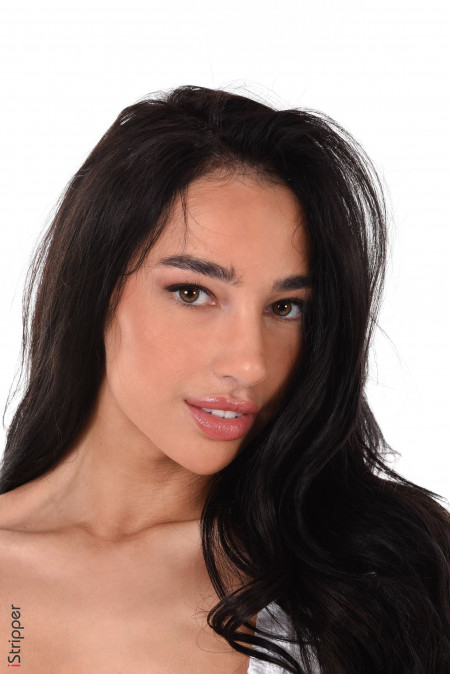 Счастливая улыбающаяся модель в нижнем белье