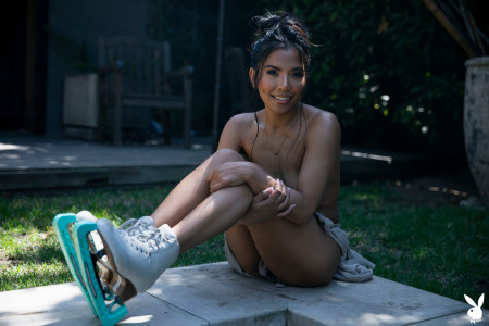 Эротическая фотосъемка на природе с Jada Kai