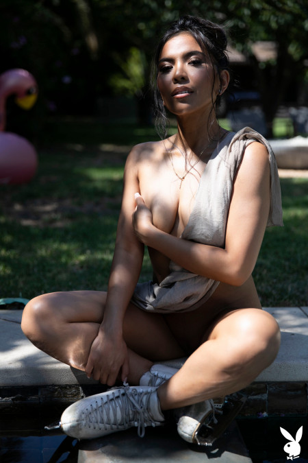 Эротическая фотосъемка на природе с Jada Kai