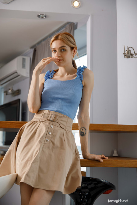 Сенсуальная Оливия у окна дома