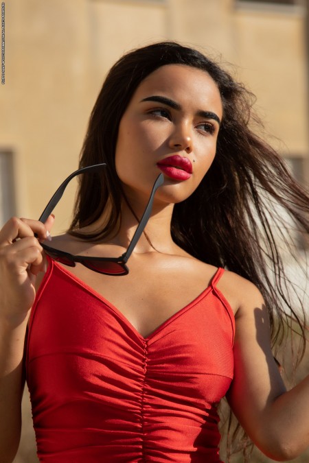 Знойная красота Лупе А в летнем фешн-сете