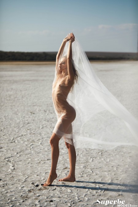 Летняя эротическая фотосессия в природе