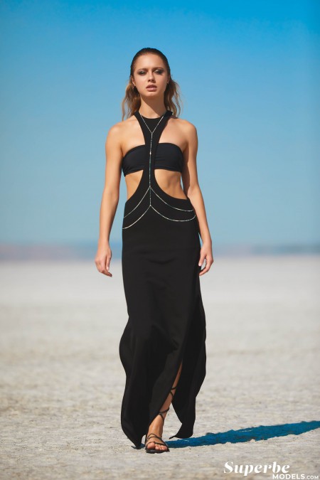 Летняя эротическая фотосессия в природе