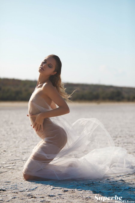 Летняя эротическая фотосессия в природе