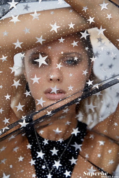 Летняя эротическая фотосессия в природе