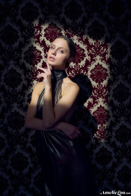 Изящная голая модель Амели Лу