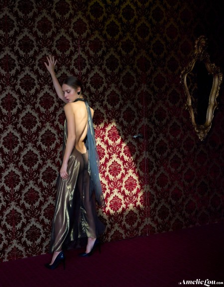Изящная голая модель Амели Лу