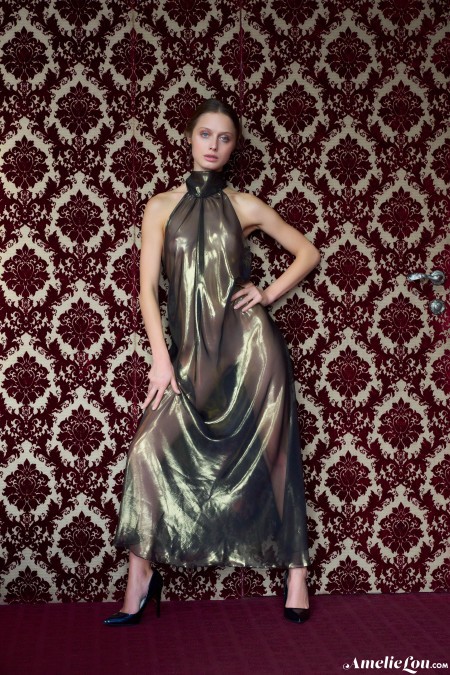 Изящная голая модель Амели Лу