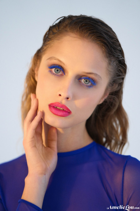 Изысканная секс-символ в студии