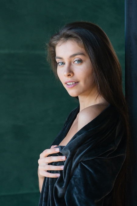 Гламурная модель Foxy Alissa позирует
