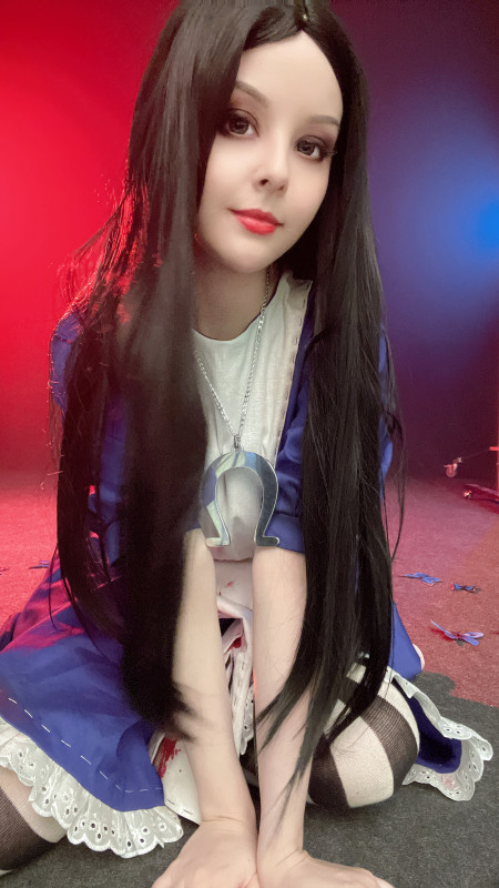 Смелая модель Хелли фотосессия голая