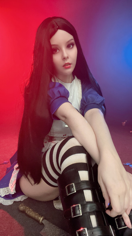 Смелая модель Хелли фотосессия голая