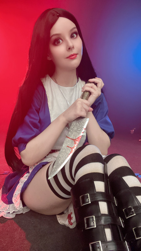 Смелая модель Хелли фотосессия голая