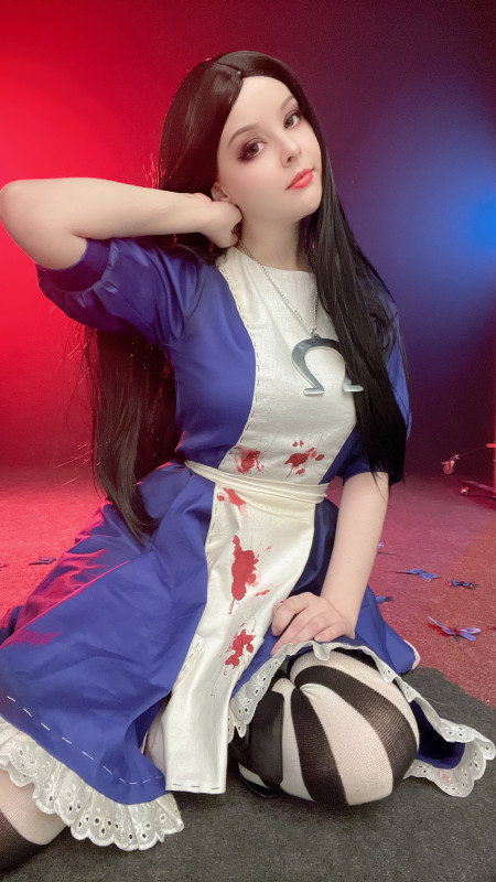 Смелая модель Хелли фотосессия голая