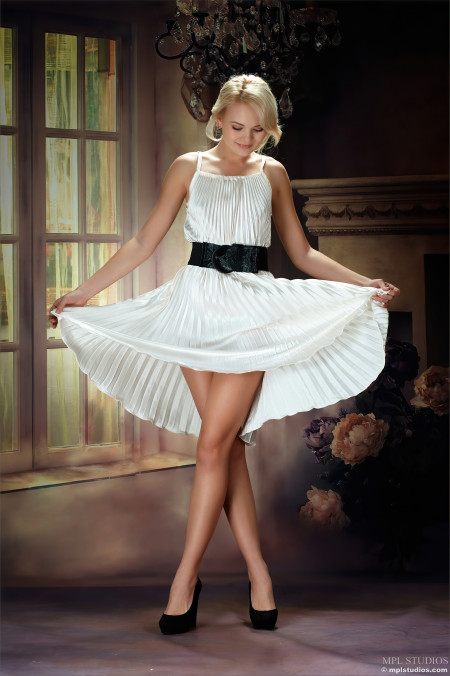 Обворожительная модель в нежном наряде