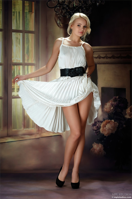 Обворожительная модель в нежном наряде