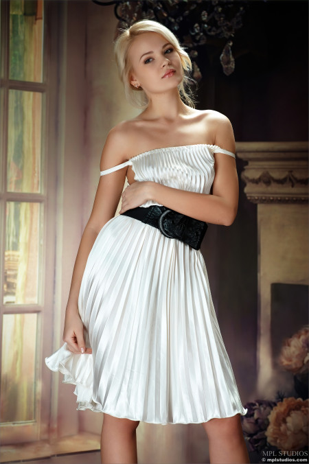 Обворожительная модель в нежном наряде