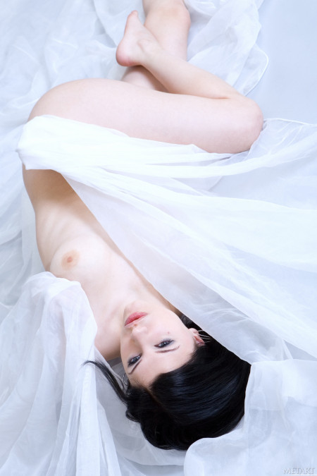 Изящная модель Бель А в эротической фотосессии