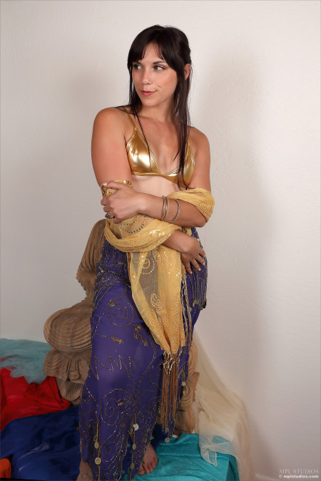 Элена Генери: Изысканная элегантность в эротической фотосессии