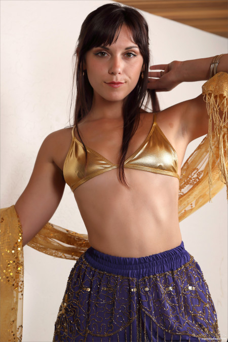 Элена Генери: Изысканная элегантность в эротической фотосессии