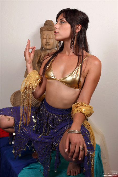 Элена Генери: Изысканная элегантность в эротической фотосессии