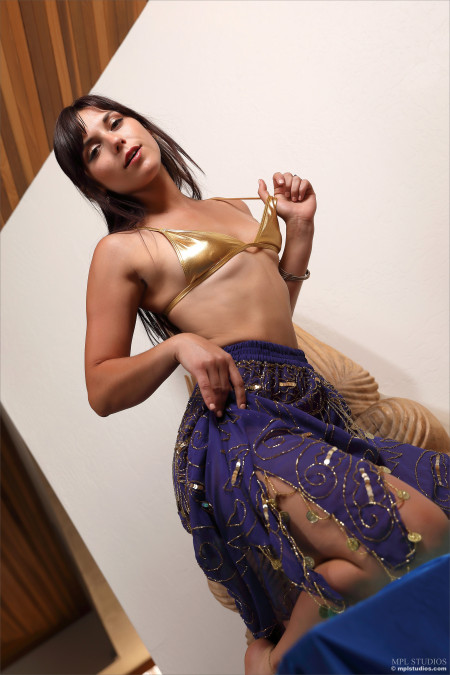 Элена Генери: Изысканная элегантность в эротической фотосессии