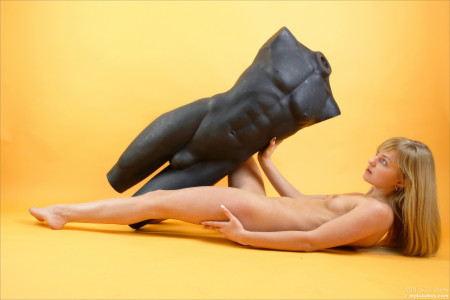 Соблазнительная блондинка позирует обнаженной