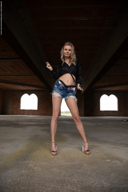 Изящная блондинка: фотосессия на свежем воздухе