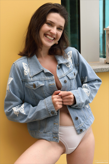 Изящная модель Амелия в соблазнительной фотосессии