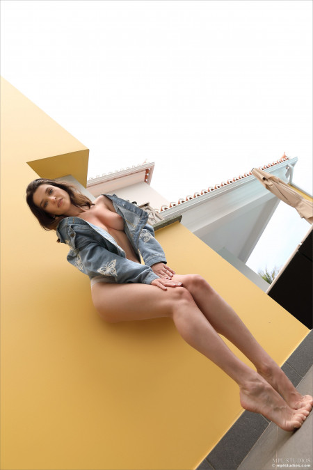 Изящная модель Амелия в соблазнительной фотосессии